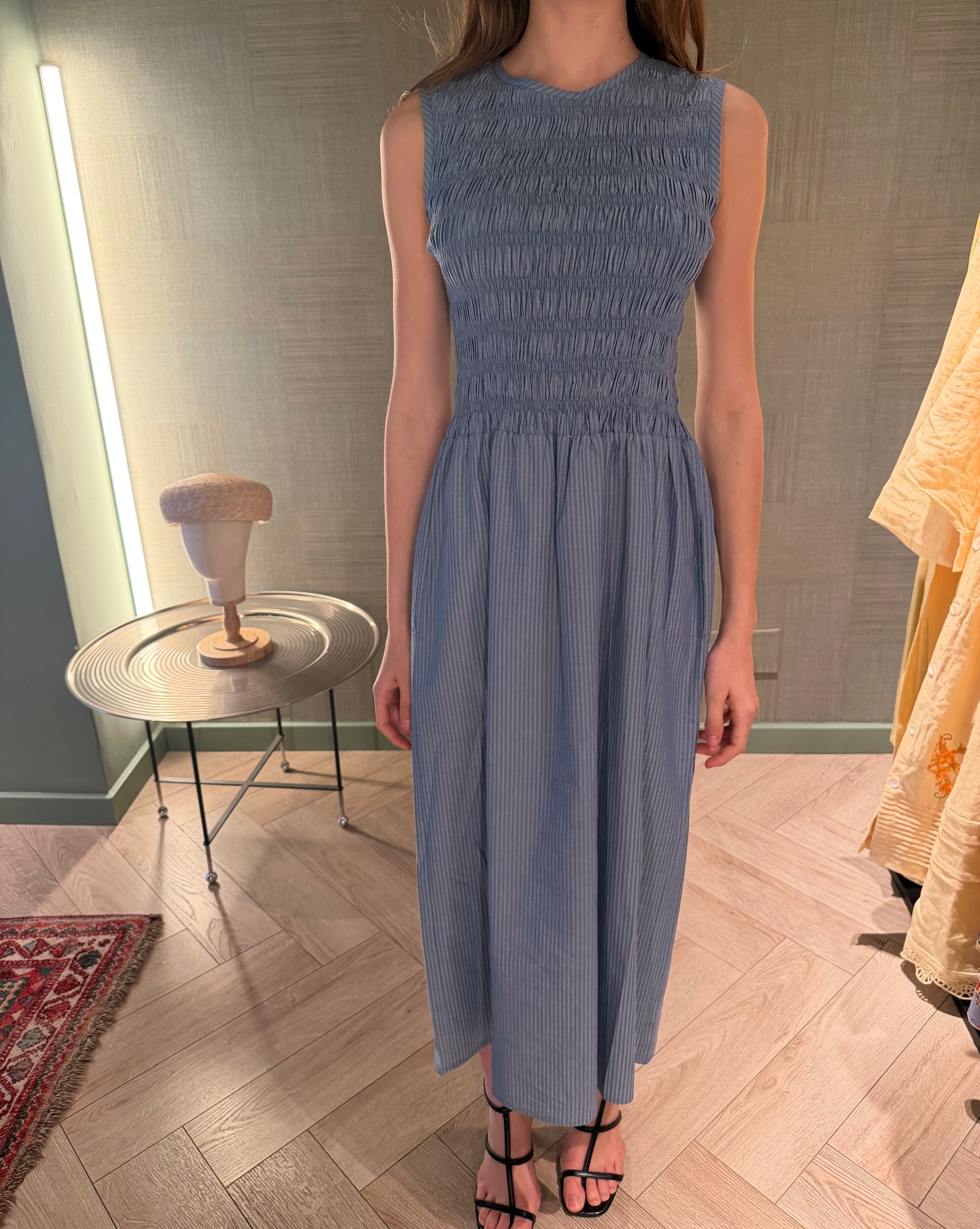 Vestido midi azul claro a rayas, sin mangas – Magnolya Collection · PORTICO Concept, Turó Park Barcelona