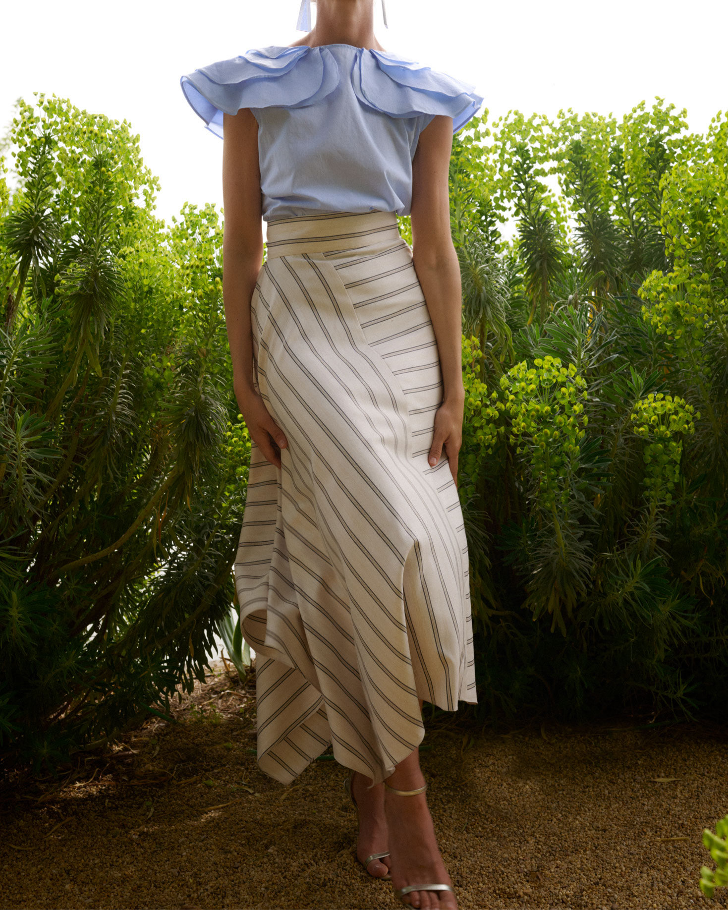 Falda Vic midi de rayas con corte asimétrico de IQ Collection · PORTICO Concept, Turó Park Barcelona