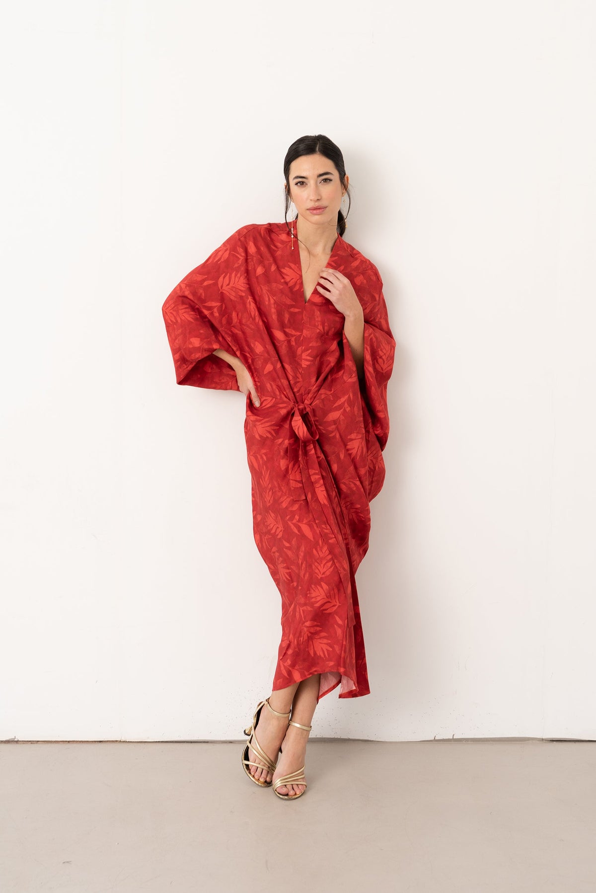 Vestido kaftán Remy de Vano Studio en tejido estampado rojo, manga murciélago y escote en pico