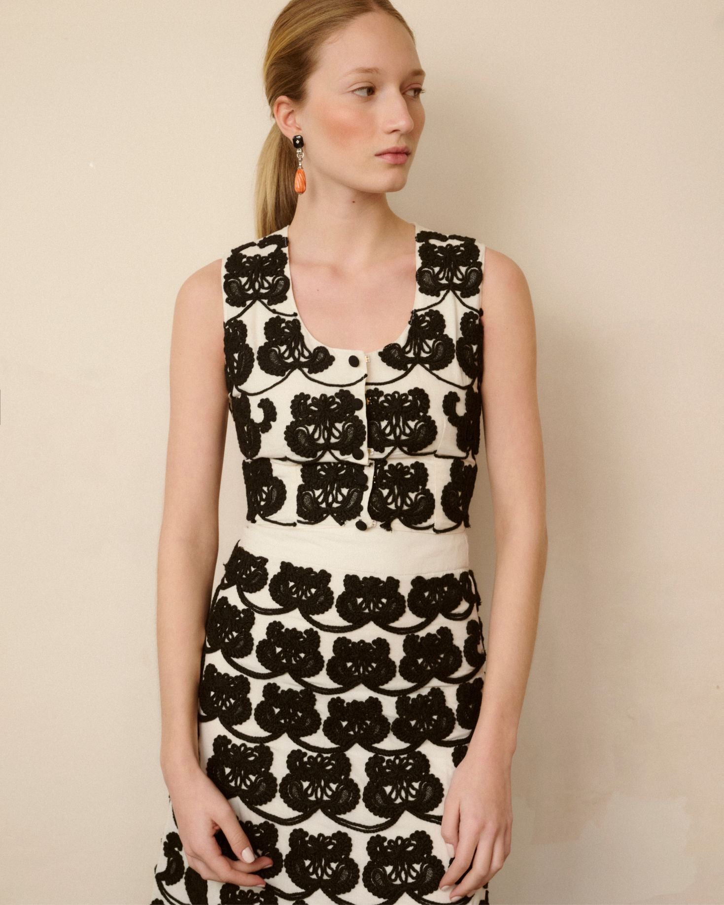 Conjunto Brisa de top corsé y falda en blanco de IQ Collection · PORTICO Concept, Turó Park Barcelona (vista 2)