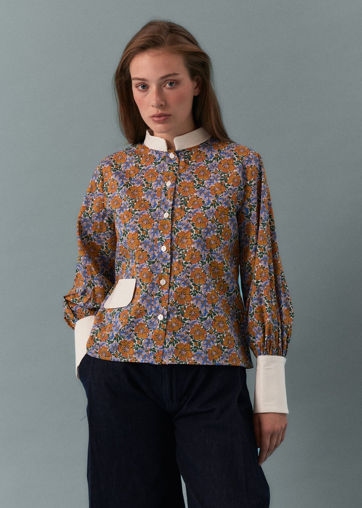 Camisa Billie Jane de Laganini · 100% algodón orgánico, estampado floral en tonos azules