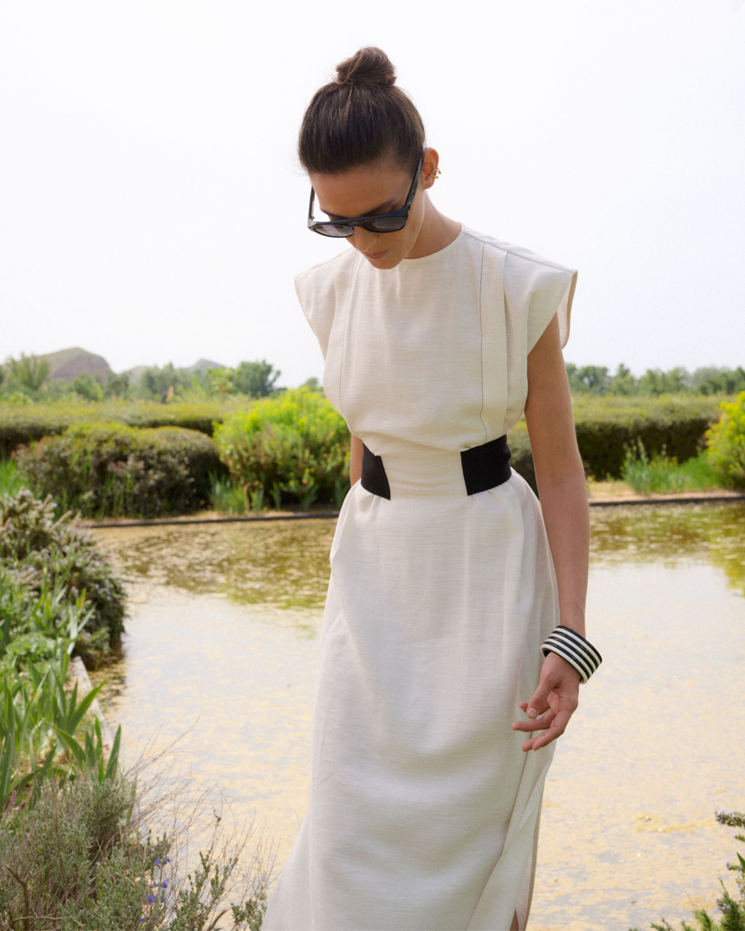 Vestido Prisma midi blanco con lazada negra de IQ Collection · PORTICO Concept, Turó Park Barcelona