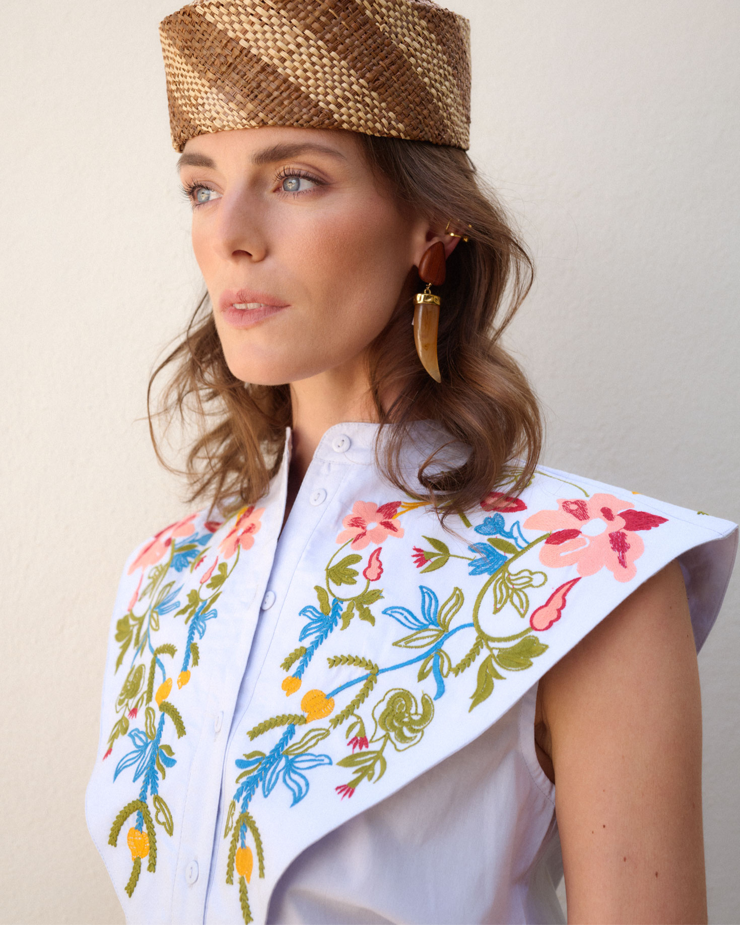 Camisa Mani en azul con bordados florales de IQ Collection · PORTICO Concept, Turó Park Barcelona (vista 3)