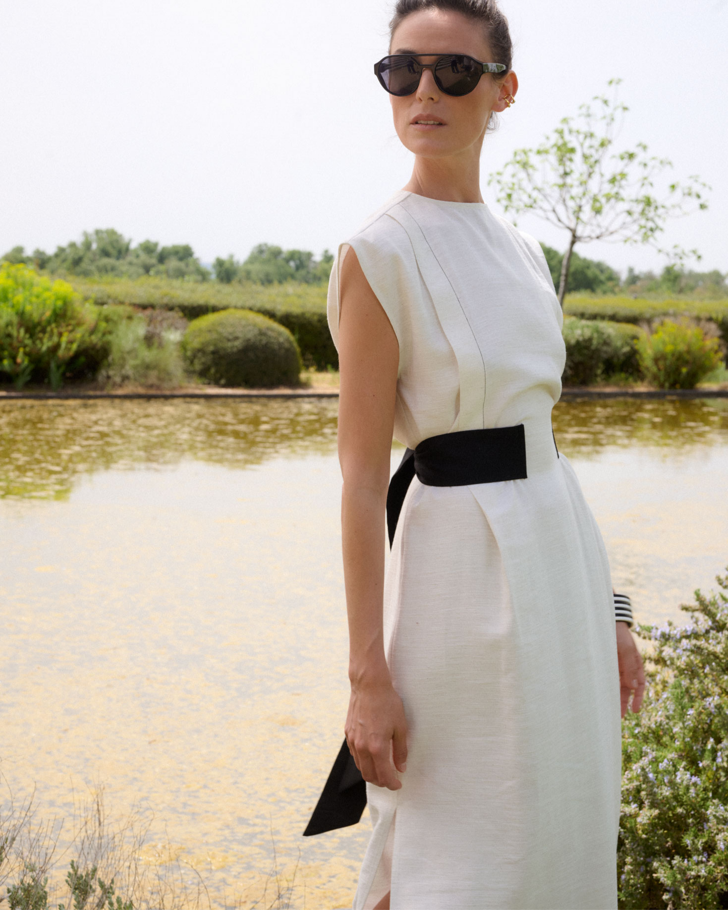 Vestido Prisma midi blanco con lazada negra de IQ Collection · PORTICO Concept, Turó Park Barcelona (vista 3)