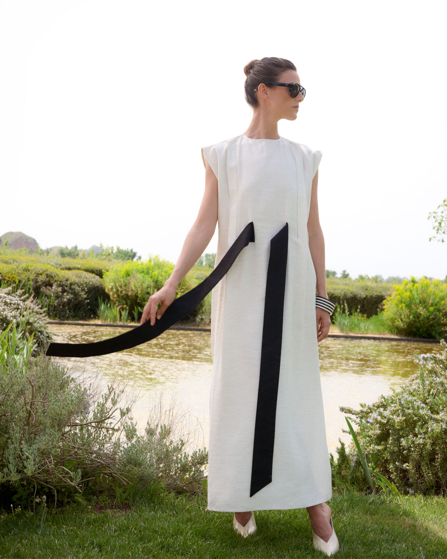 Vestido Prisma midi blanco con lazada negra de IQ Collection · PORTICO Concept, Turó Park Barcelona (vista 4)
