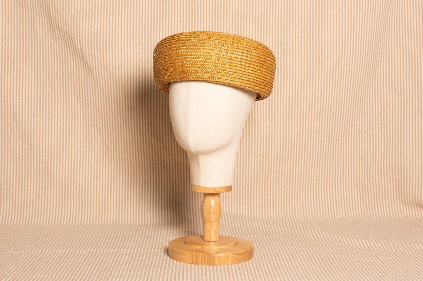 Casquete de paja de trigo tostado – Alexia Álvarez de Toledo · PORTICO Concept, Turó Park Barcelona