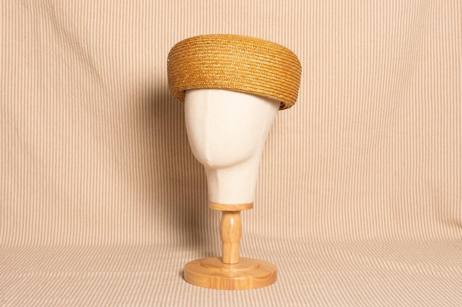 Casquete de paja de trigo tostado – Alexia Álvarez de Toledo · PORTICO Concept, Turó Park Barcelona