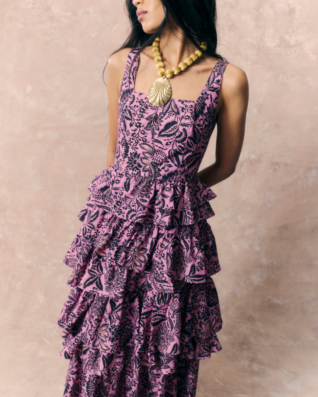 Vestido Daiquiri Bloom largo de volantes con estampado floral rosa y negro – Laganini · PORTICO Concept, Turó Park Barcelona (vista 4)