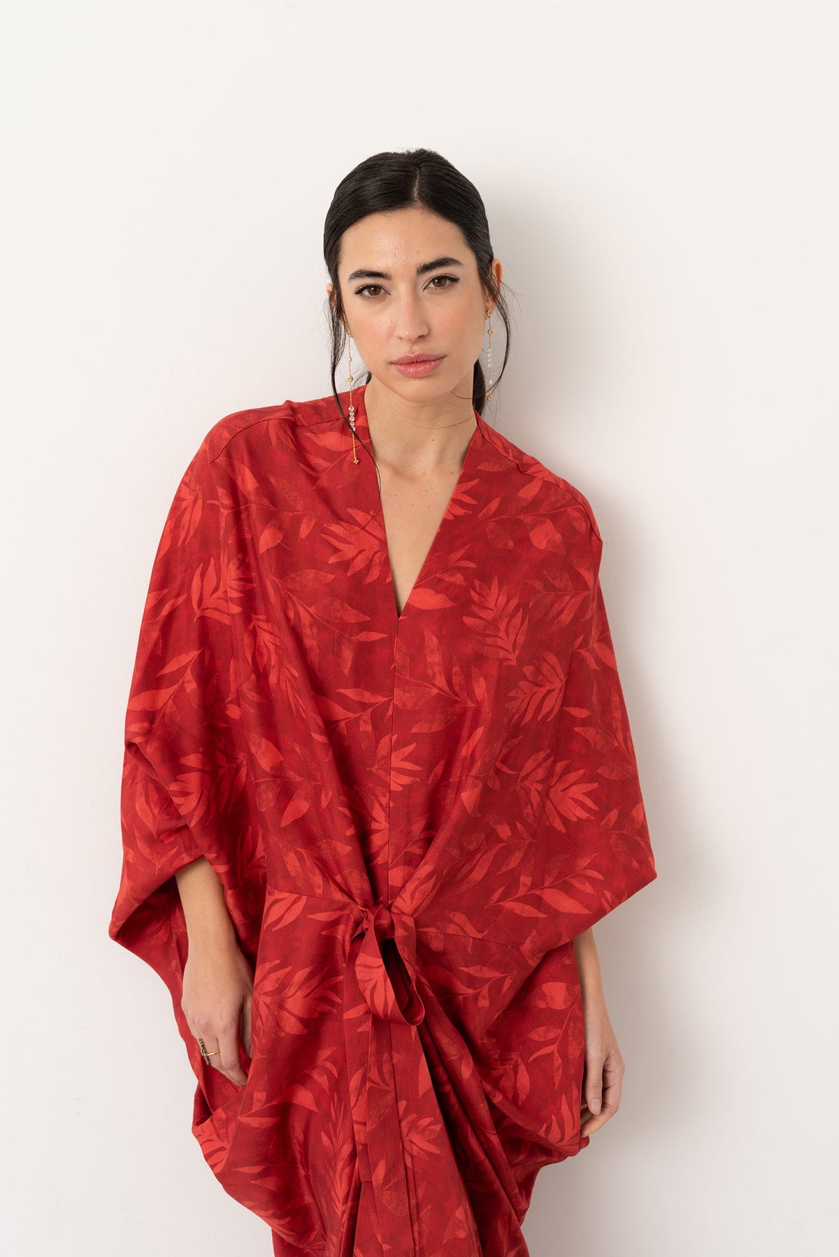 Vestido kaftán Remy rojo de Vano Studio, caída fluida de talla única