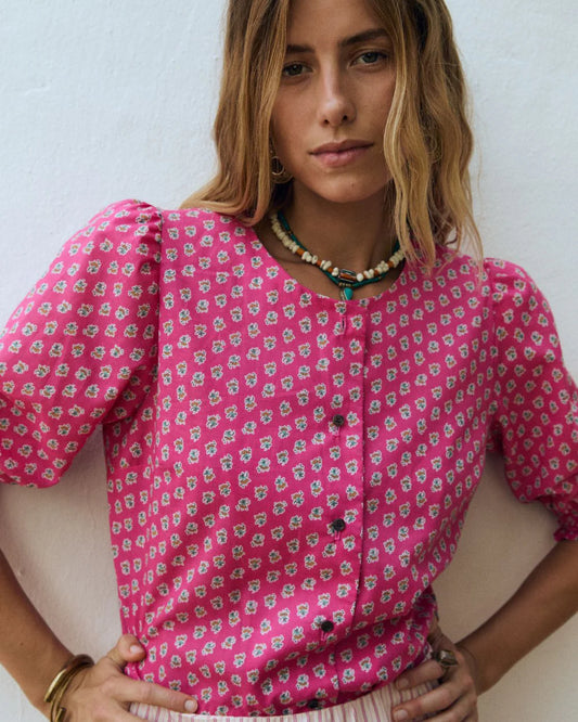 Camisa rosa con estampado floral de inspiración india – Magnolya Collection · PORTICO Concept, Turó Park Barcelona