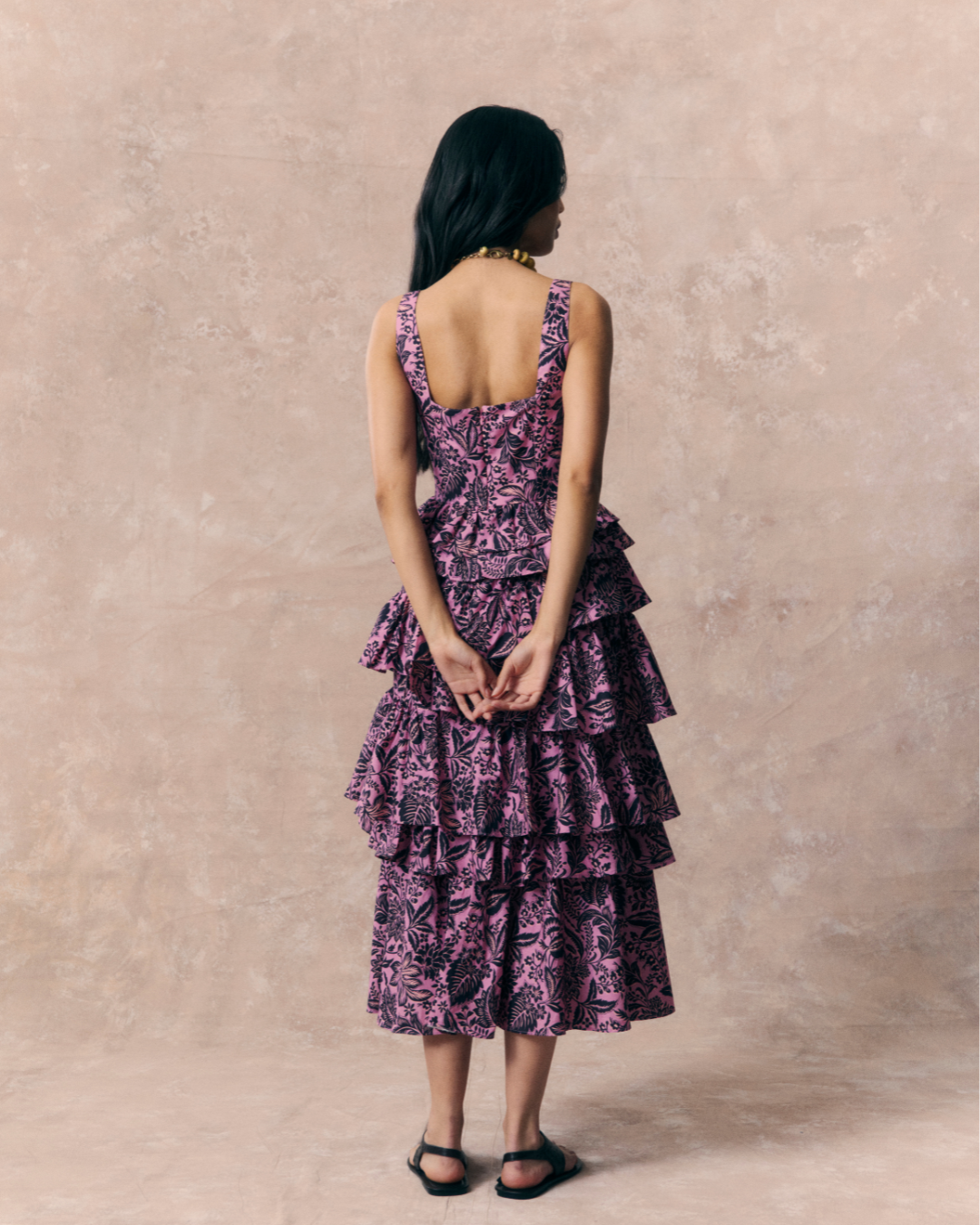 Vestido Daiquiri Bloom largo de volantes con estampado floral rosa y negro – Laganini · PORTICO Concept, Turó Park Barcelona (vista 6)