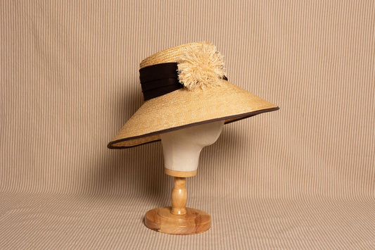 Sombrero lámpara de paja natural con cinta marrón y pompón – Alexia Álvarez de Toledo · PORTICO Concept, Turó Park Barcelona (vista 2)