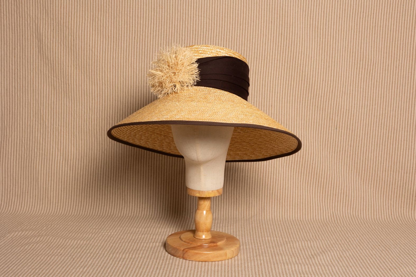 Sombrero lámpara de paja natural con cinta marrón y pompón – Alexia Álvarez de Toledo · PORTICO Concept, Turó Park Barcelona