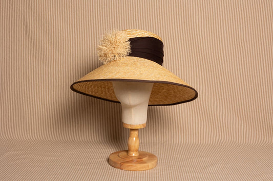 Sombrero lámpara de paja natural con cinta marrón y pompón – Alexia Álvarez de Toledo · PORTICO Concept, Turó Park Barcelona