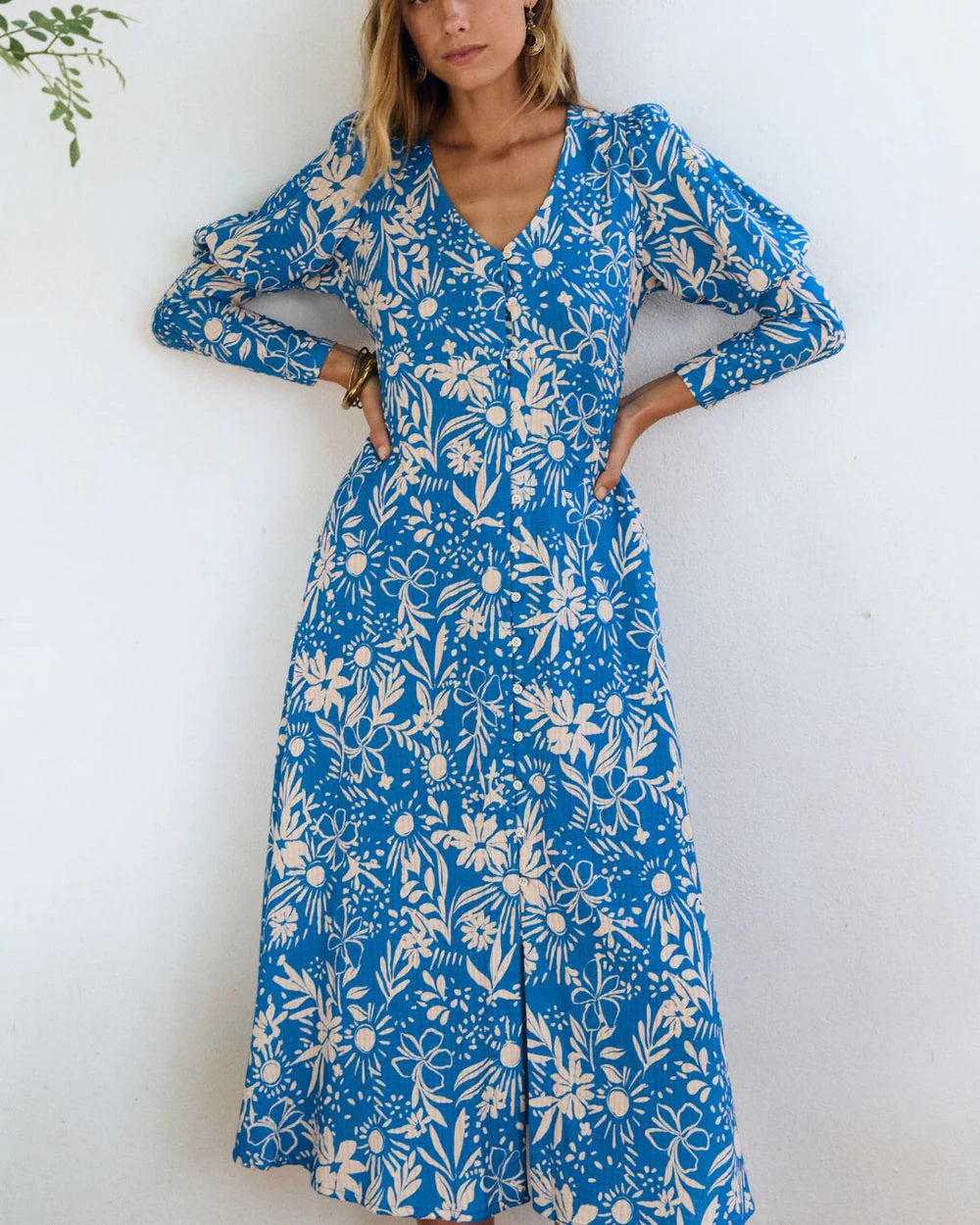 Vestido largo azul con estampado floral en crudo, escote en pico y manga larga abullonada – Magnolya Collection · PORTICO Concept, Turó Park Barcelona