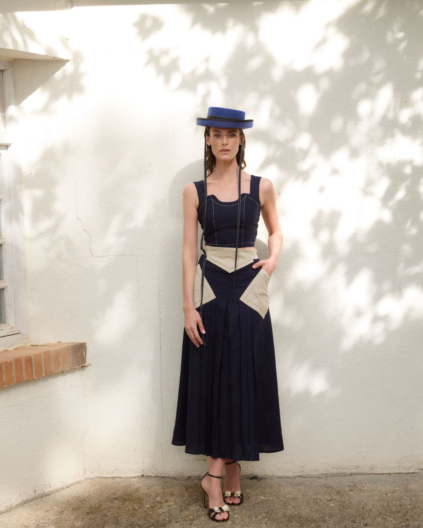 Falda Dara midi de lino en azul marino de IQ Collection · PORTICO Concept, Turó Park Barcelona