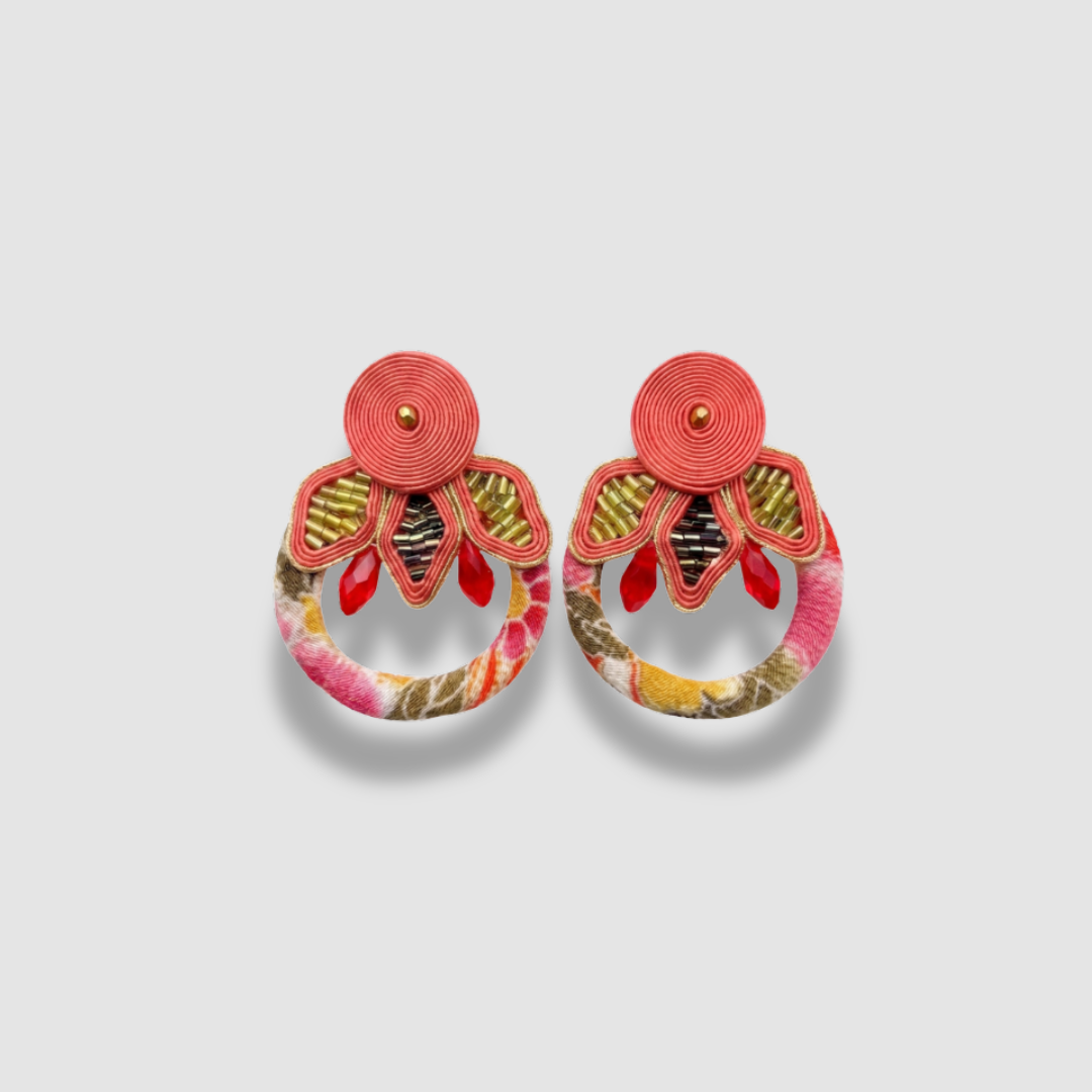 Pendientes Lotus Saumon de Musula, detalle floral · PORTICO Concept, Turó Park Barcelona