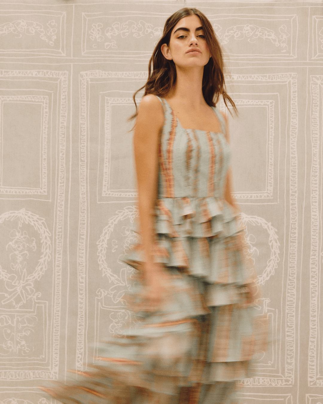 Vestido Daiquiri Aquamarine midi de volantes con estampado tie dye – Laganini · PORTICO Concept, Turó Park Barcelona (vista 7)