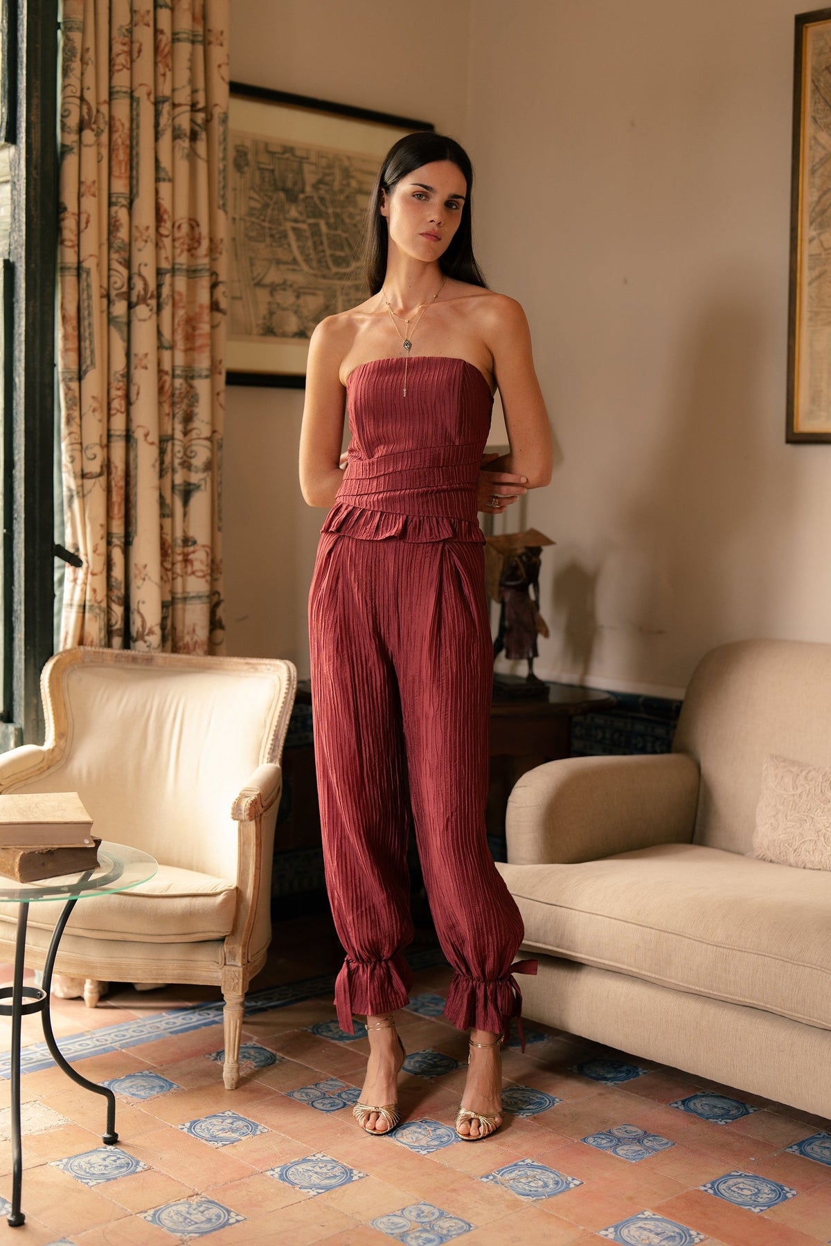 Pantalón Bombacho Plisado Burdeos de Vanó Studio, look completo
