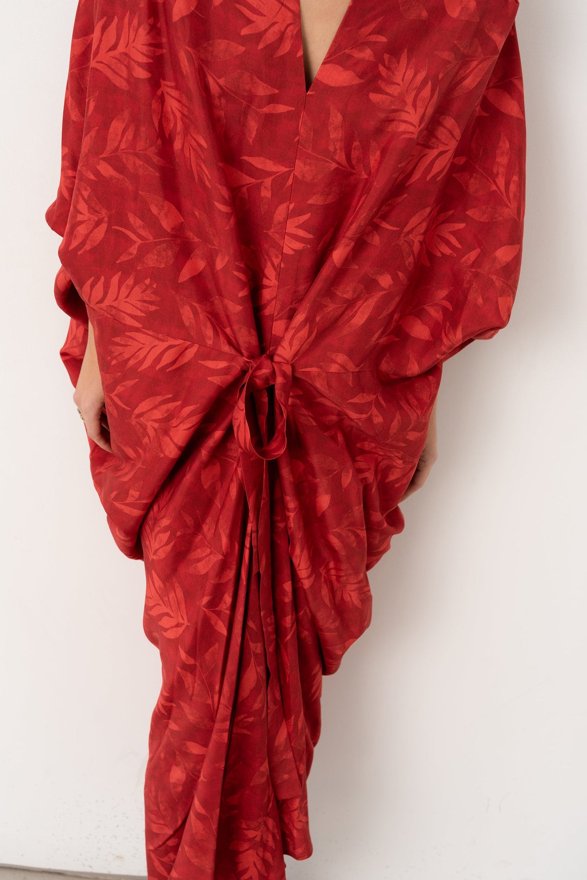 Vestido Remy de Vano Studio, detalle de la lazada delantera ajustable en kaftán rojo