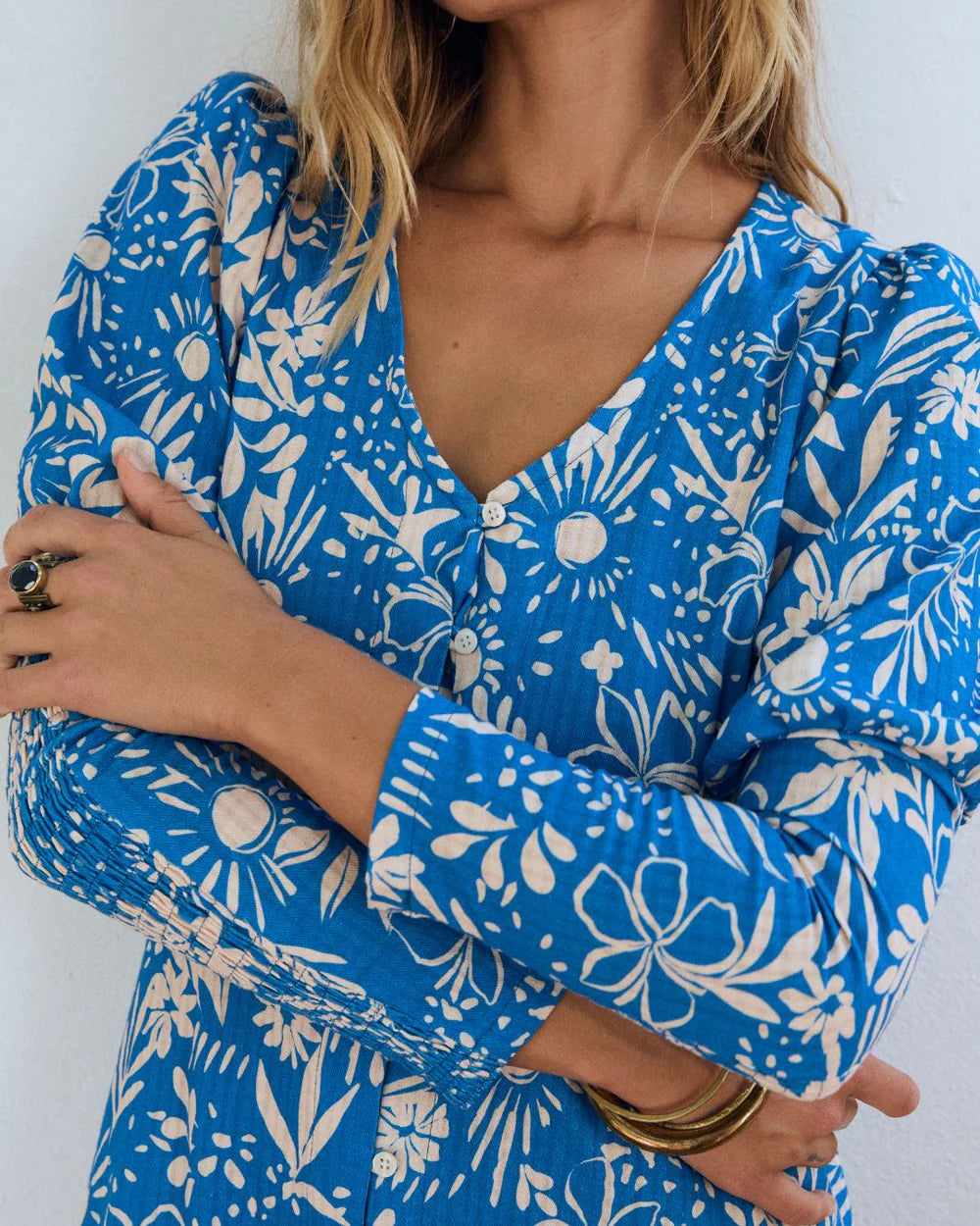 Vestido largo azul con estampado floral en crudo, escote en pico y manga larga abullonada – Magnolya Collection · PORTICO Concept, Turó Park Barcelona (vista 4)