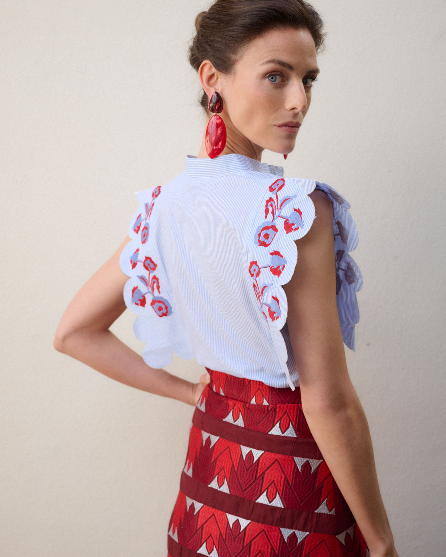 Camisa Anna a rayas azules con bordado floral de IQ Collection · PORTICO Concept, Turó Park Barcelona