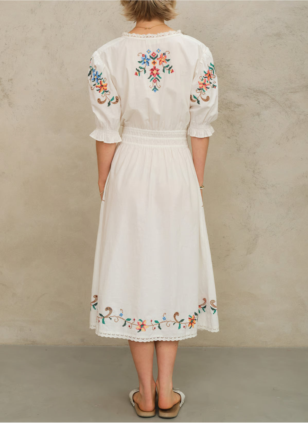 Vestido Gracie midi en crudo con bordado floral multicolor – Mabe · PORTICO Concept, Turó Park Barcelona 2