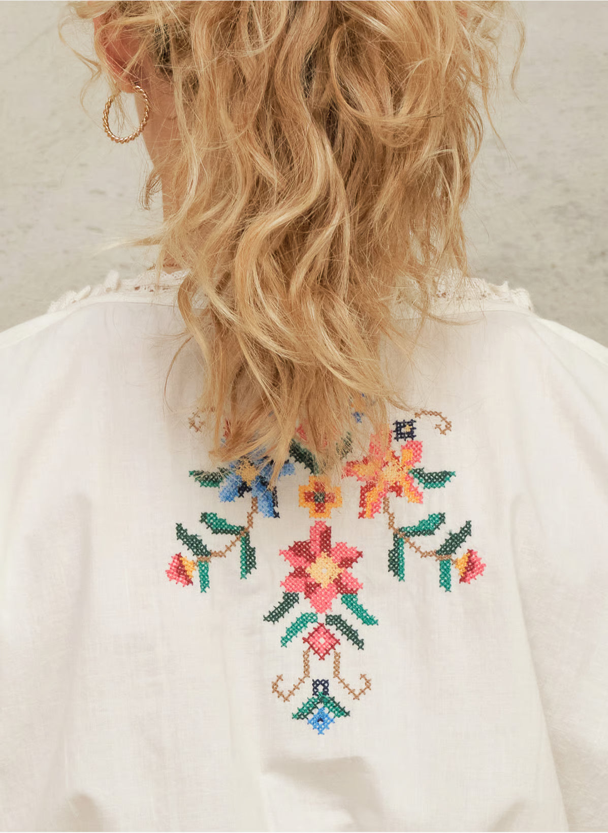 Vestido Gracie midi en crudo con bordado floral multicolor – Mabe · PORTICO Concept, Turó Park Barcelona 3