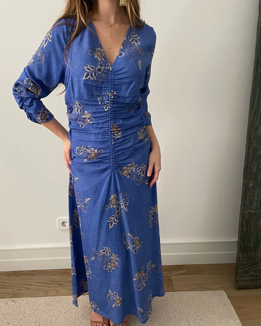 Vestido largo azul aciano con fino estampado floral en crudo – Magnolya Collection · PORTICO Concept, Turó Park Barcelona
