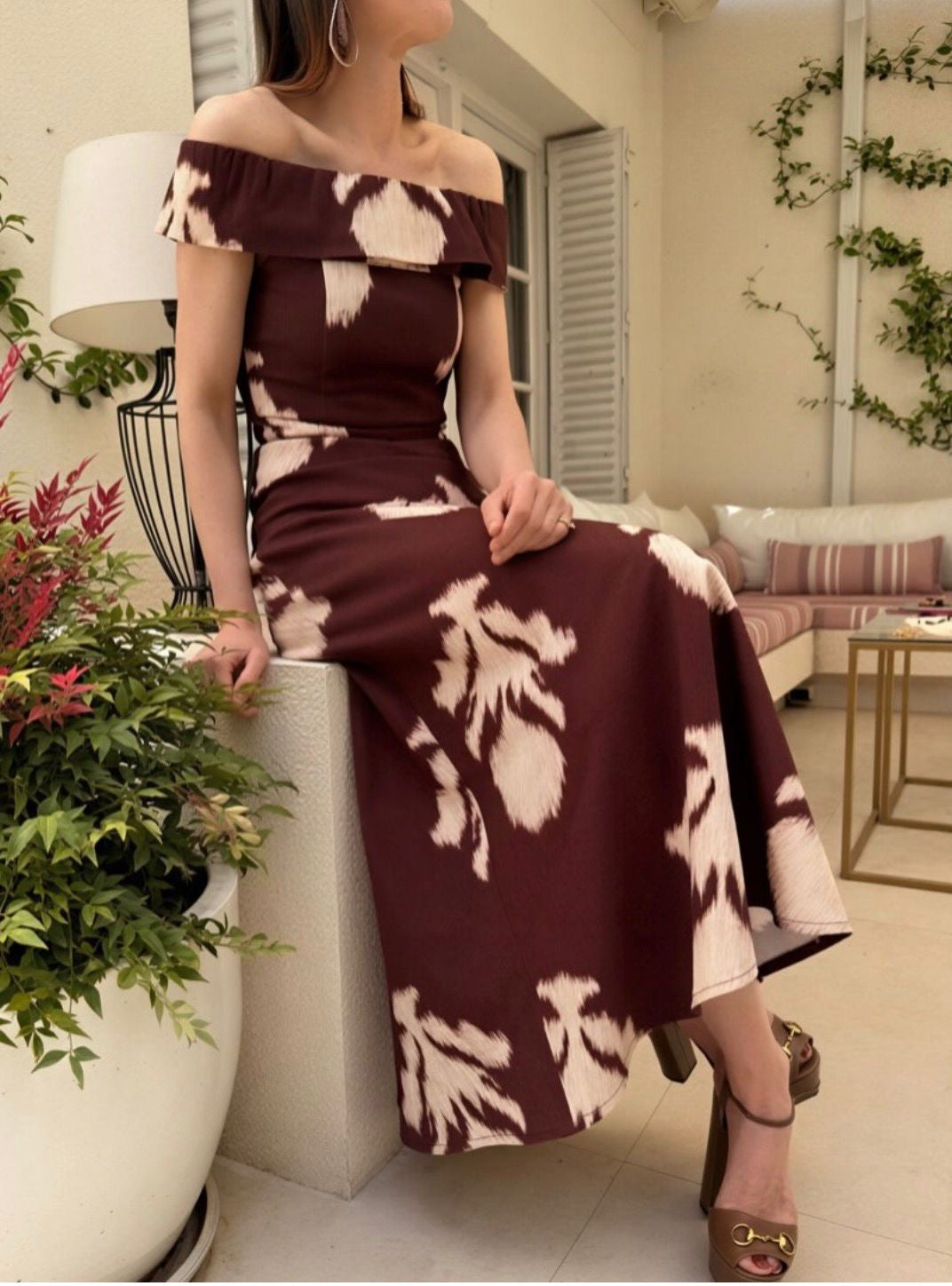 Vestido largo Princesa marrón con estampado floral y escote bardot – Pietra Madrid · PORTICO Concept, Turó Park Barcelona