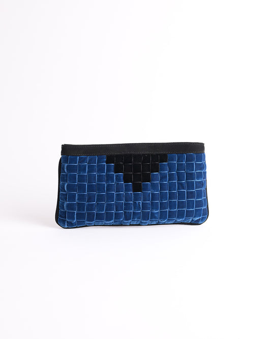 Bolso Maia Azul de Velvet Atelier, vista frontal con pirámide de terciopelo