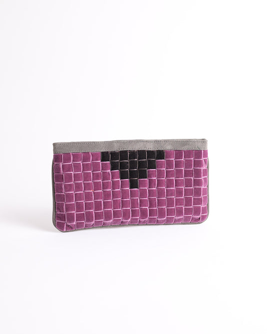 Bolso Maia Malva de Velvet Atelier, vista frontal con pirámide de terciopelo