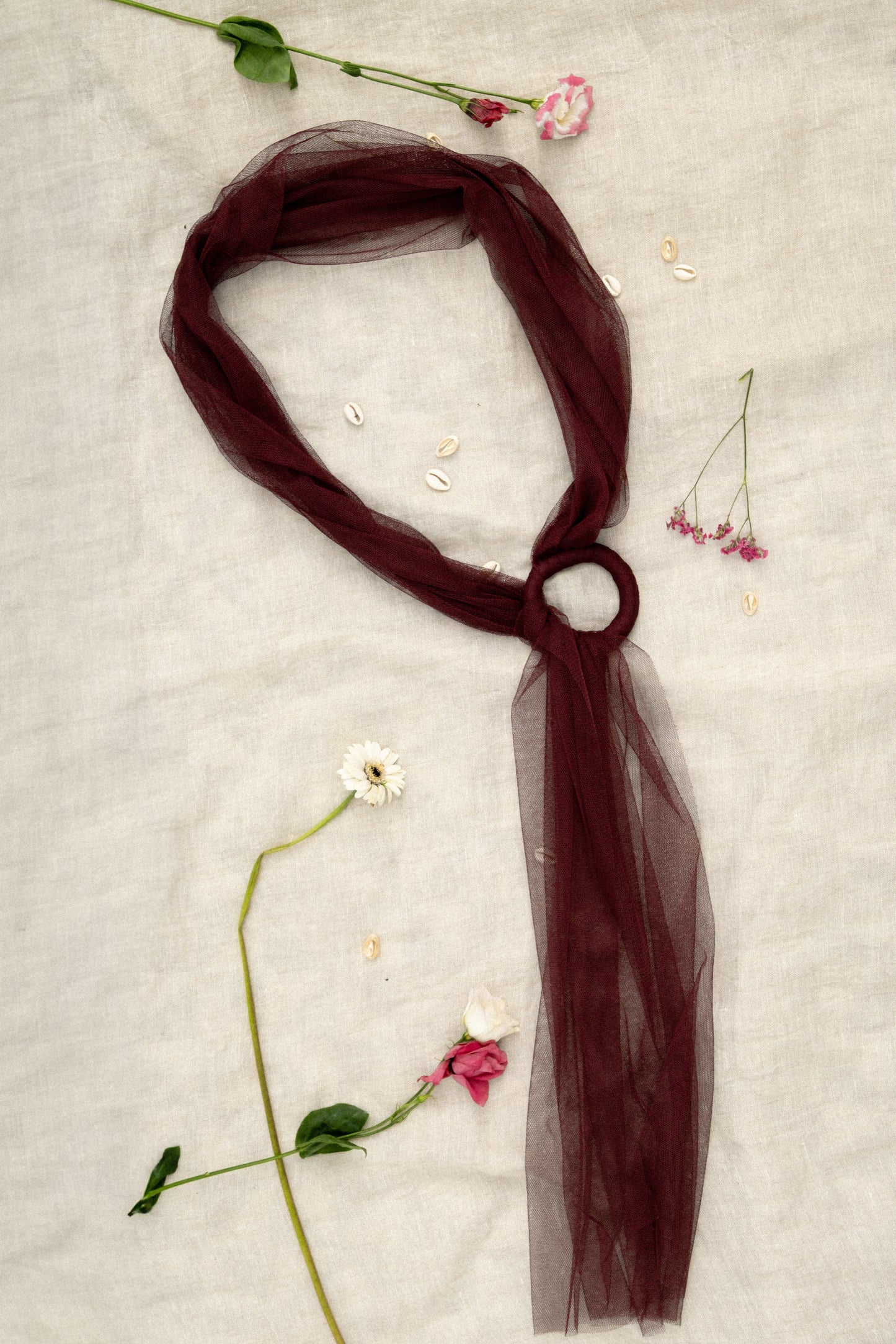 Accesorio Tul Granate de Baudesson, tul de invitada · detalle 2