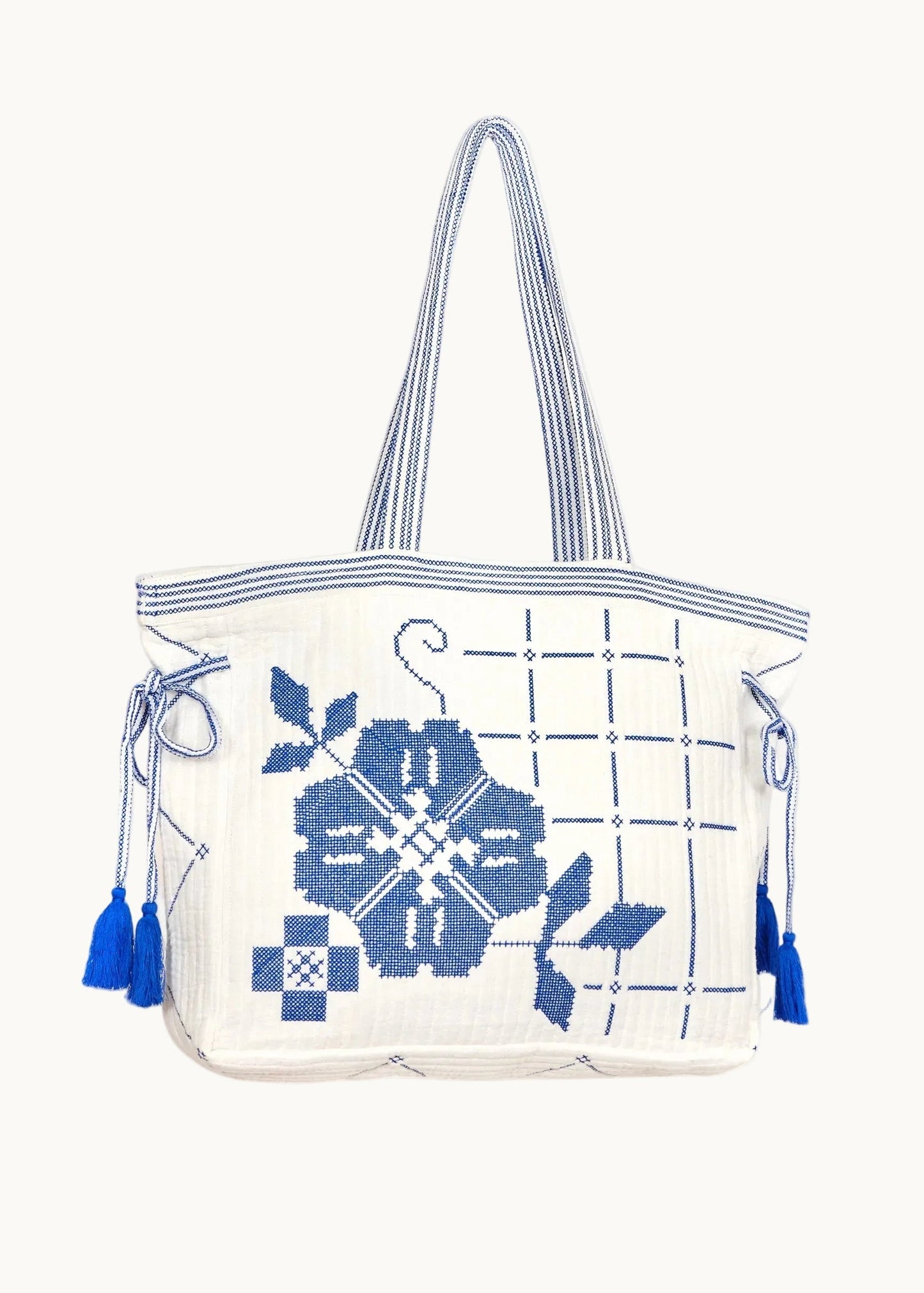Bolso tote en marfil con bordados en azul – Mabe · PORTICO Concept, Turó Park Barcelona