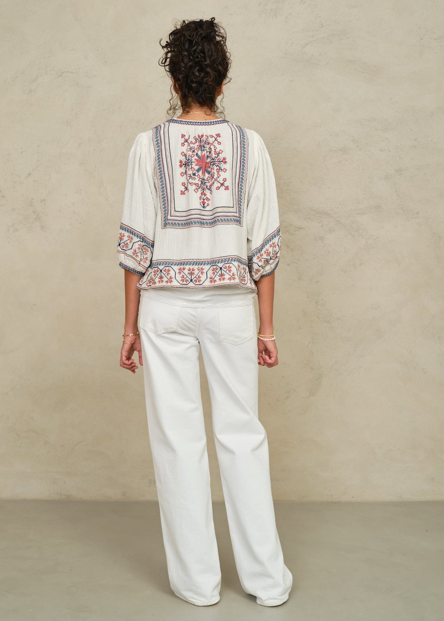 Chaqueta Calista en crudo con bordados florales, vista trasera – Mabe · PORTICO Concept, Turó Park Barcelona