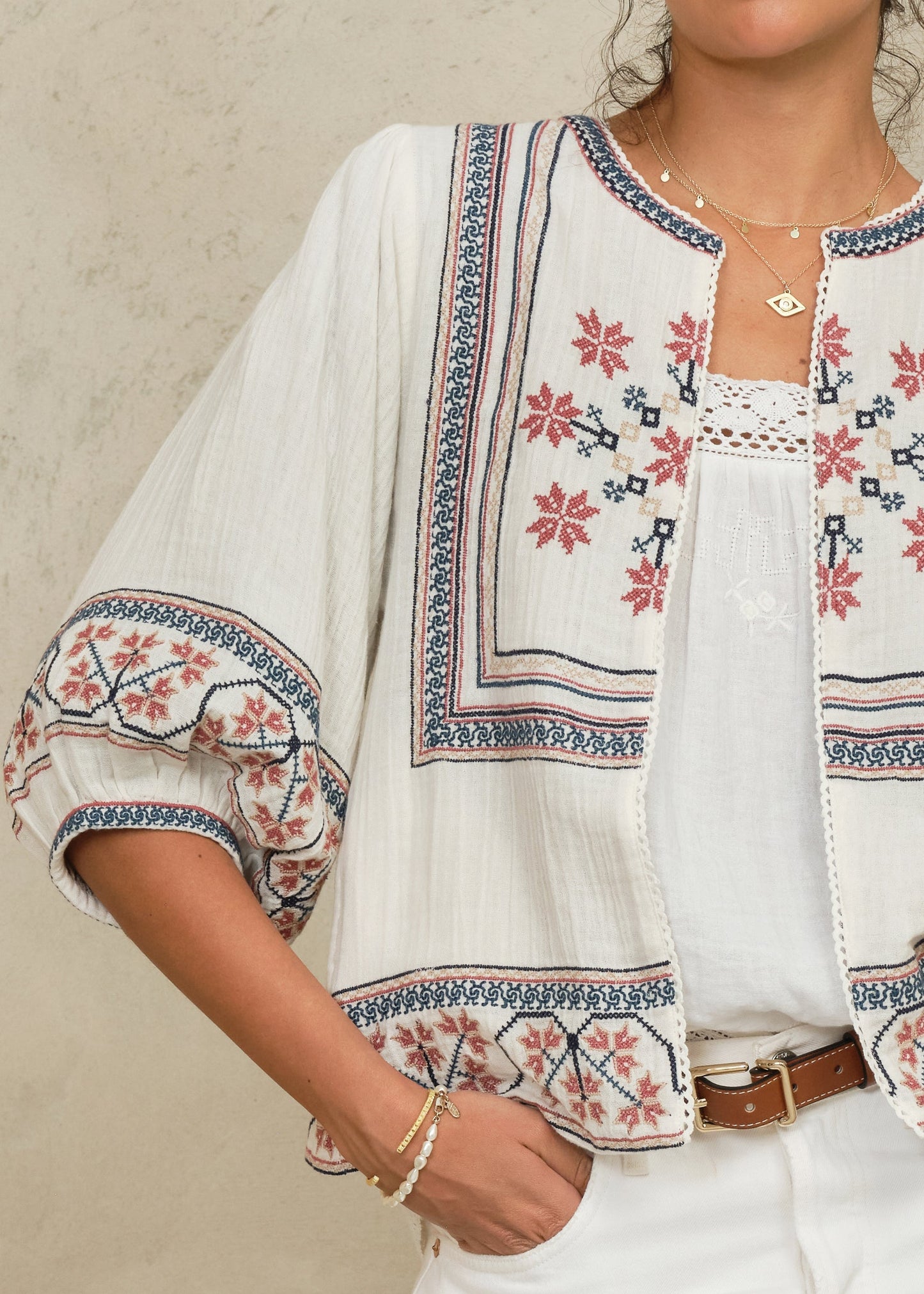Chaqueta Calista en crudo con bordados florales, detalle – Mabe · PORTICO Concept, Turó Park Barcelona