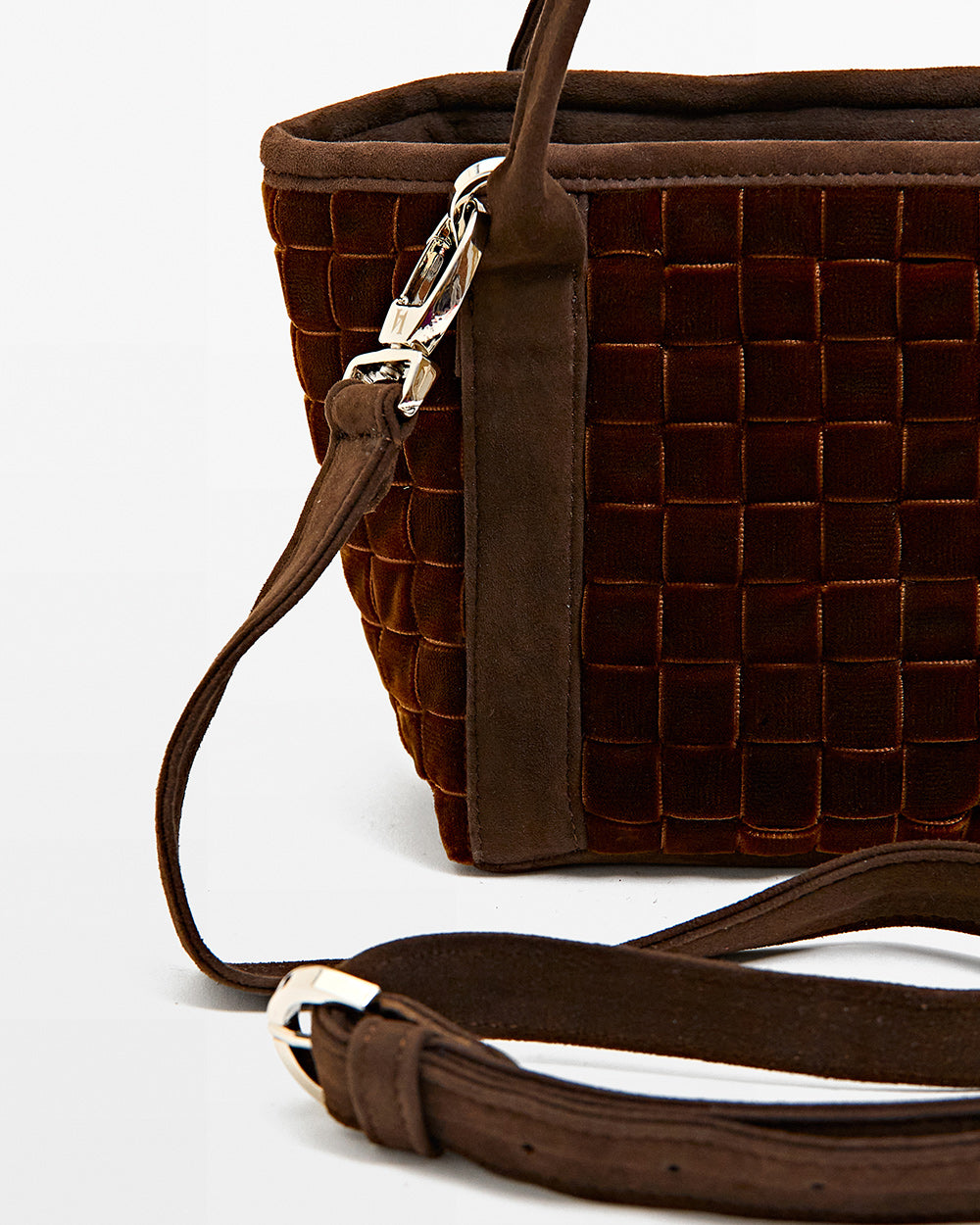 Bolso Casiopea Marrón de Velvet Atelier, detalle del terciopelo entrecruzado
