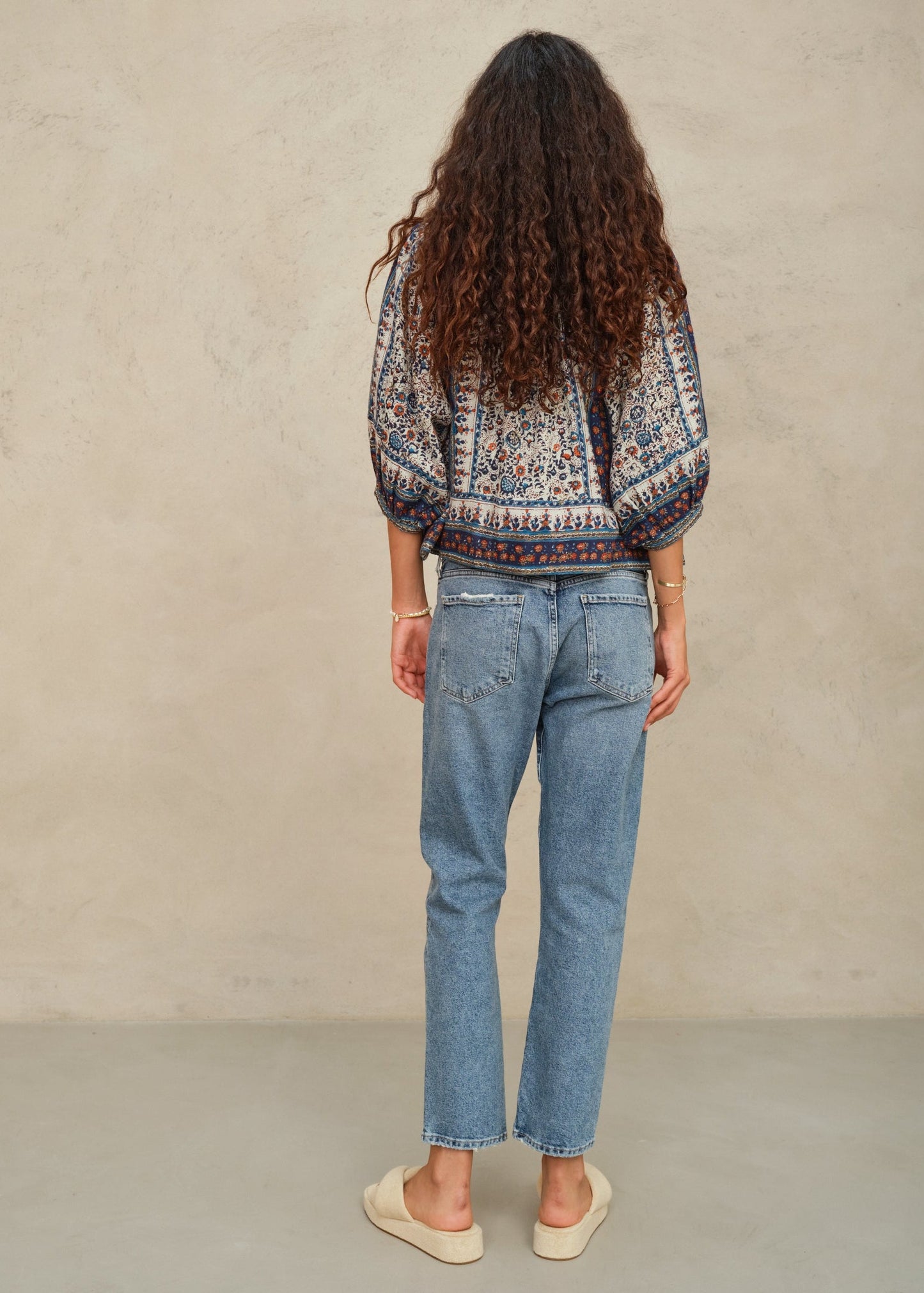 Chaqueta Cass en algodón con block print índigo, vista trasera – Mabe · PORTICO Concept, Turó Park Barcelona