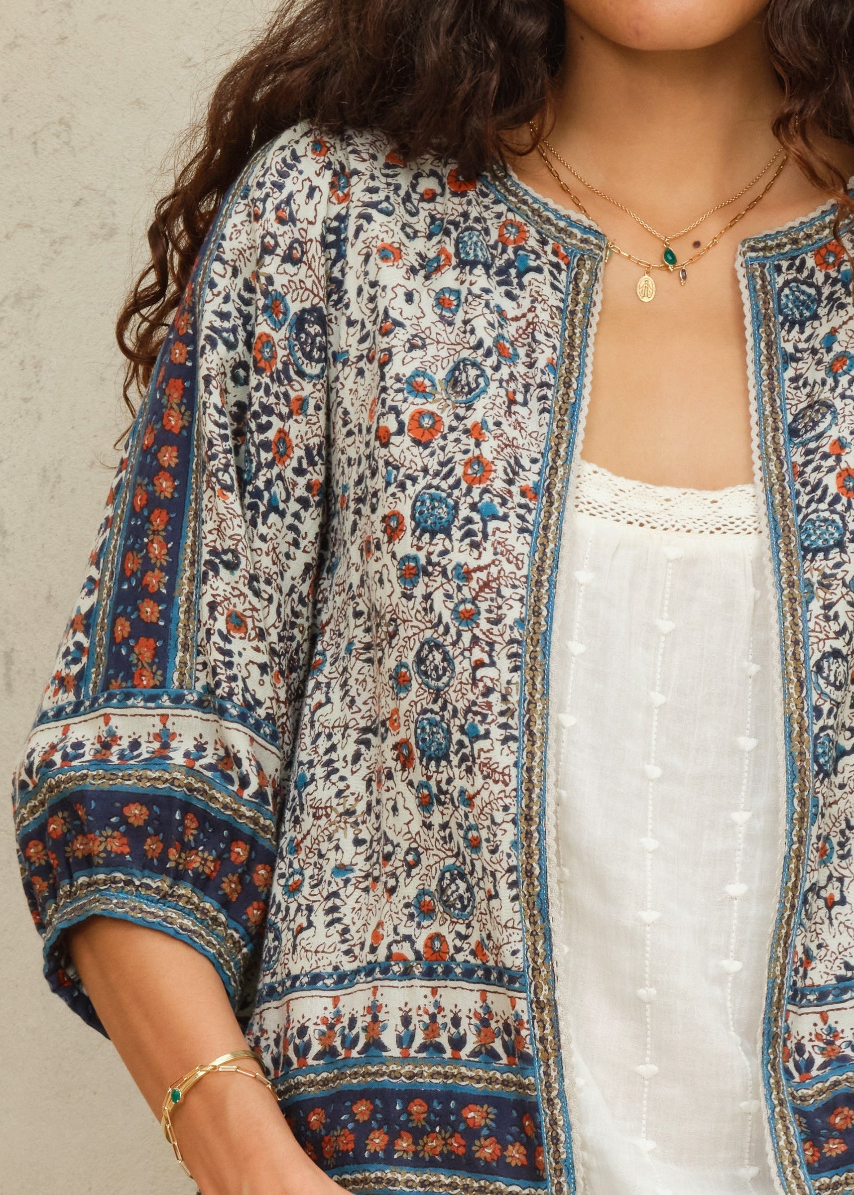 Chaqueta Cass en algodón con block print índigo, detalle – Mabe · PORTICO Concept, Turó Park Barcelona