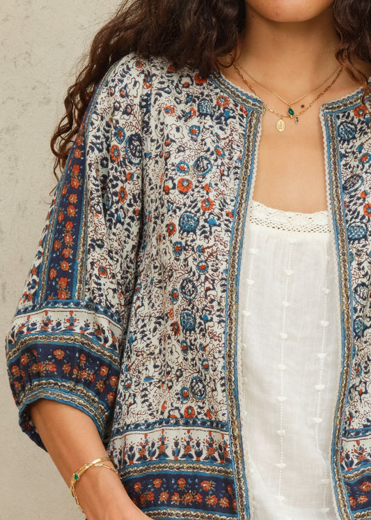 Chaqueta Cass en algodón con block print índigo, detalle – Mabe · PORTICO Concept, Turó Park Barcelona