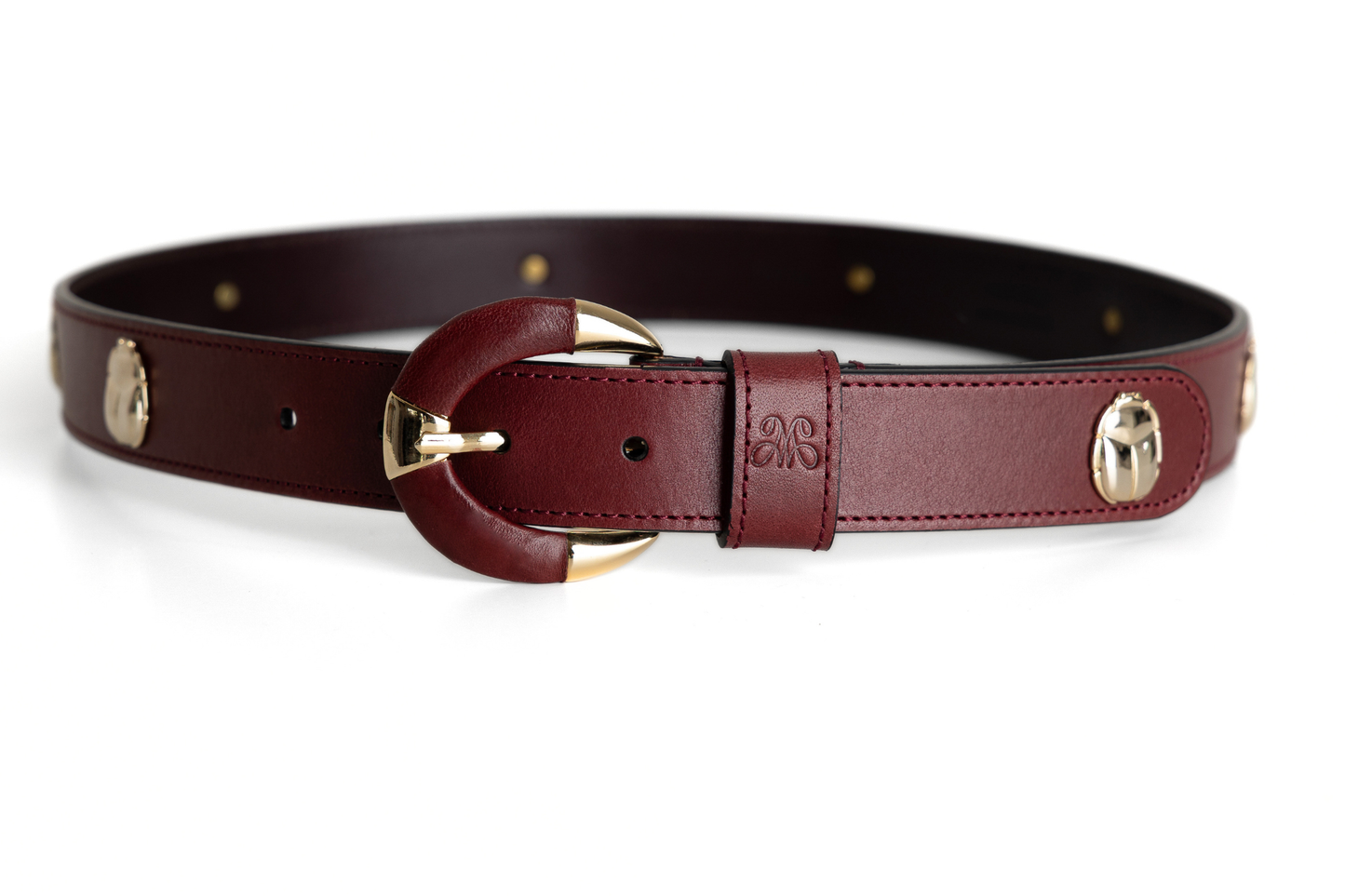 Cairo Belt – Semi-covered Buckle de Mom's Goods · Piel española burdeos, hebilla semiforrada dorada, remaches de escarabajo