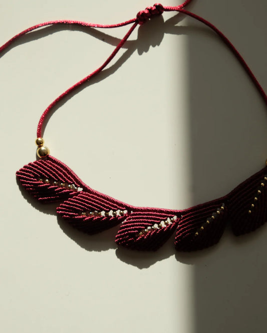 COLLAR AURA HOJAS MALBEC