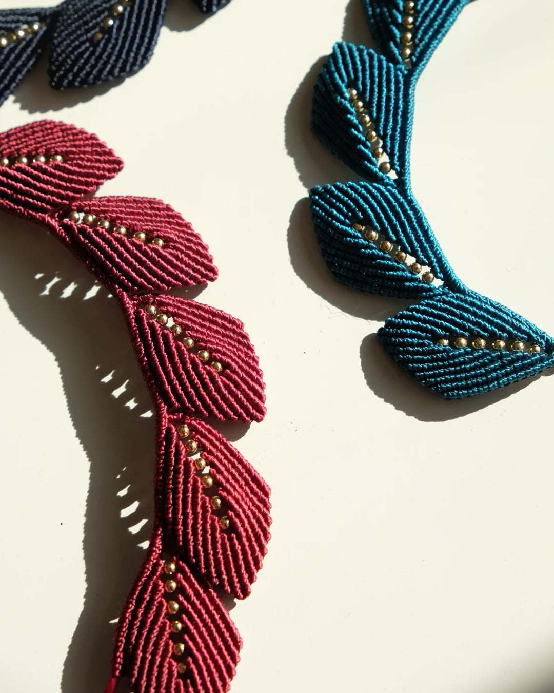 COLLAR AURA HOJAS MALBEC
