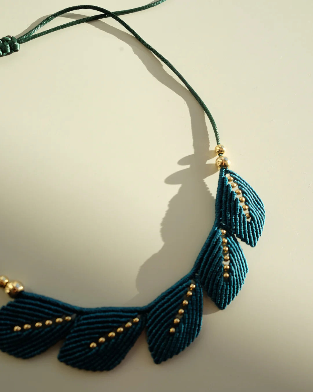 COLLAR AURA HOJAS ESMERALDA