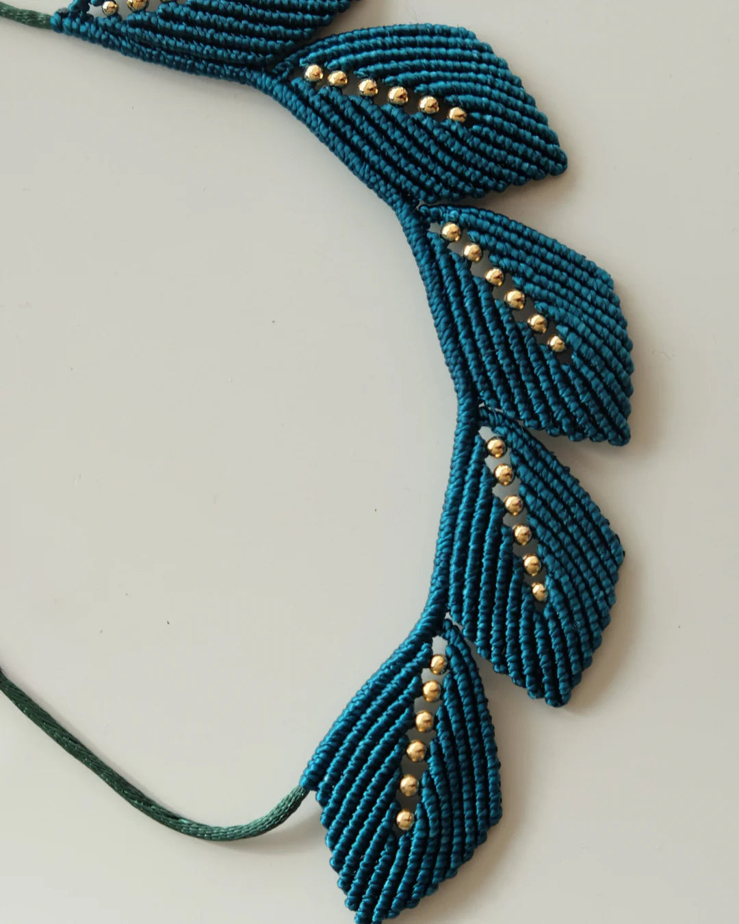 COLLAR AURA HOJAS ESMERALDA