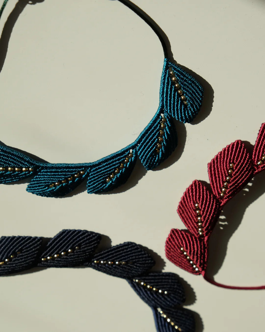 COLLAR AURA HOJAS ESMERALDA