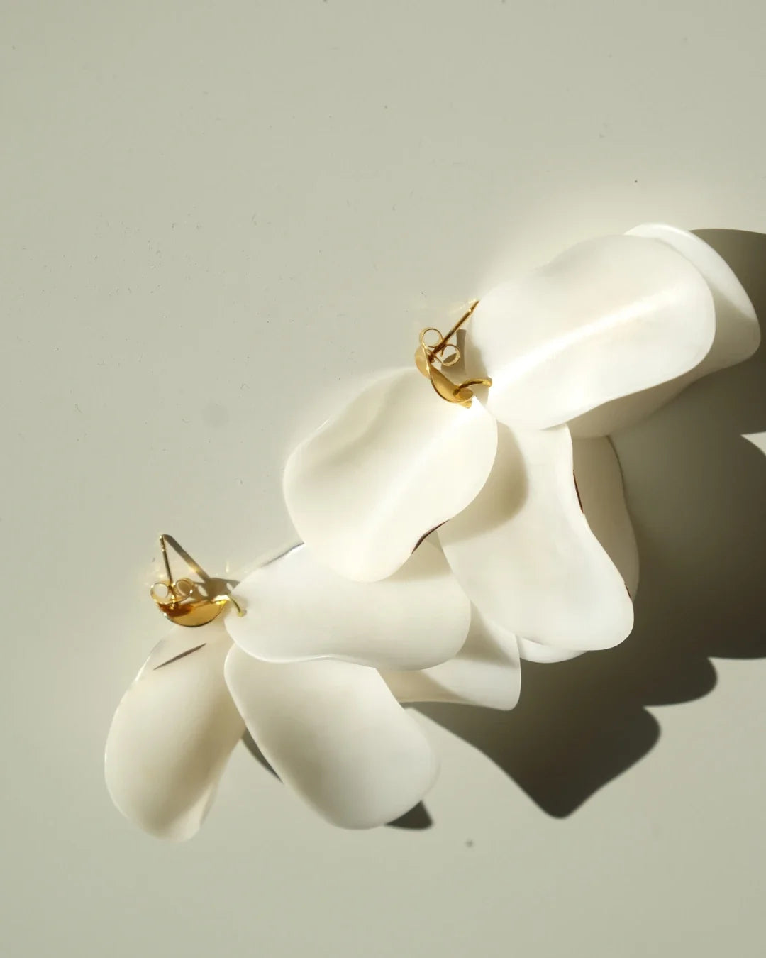 Pendientes Flora Off White de Coper, pendientes de semillas de tagua en tono off white