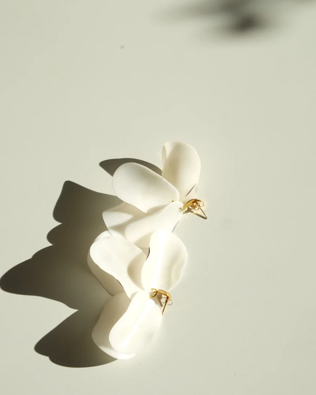 Pendientes Flora Off White de Coper · detalle 2