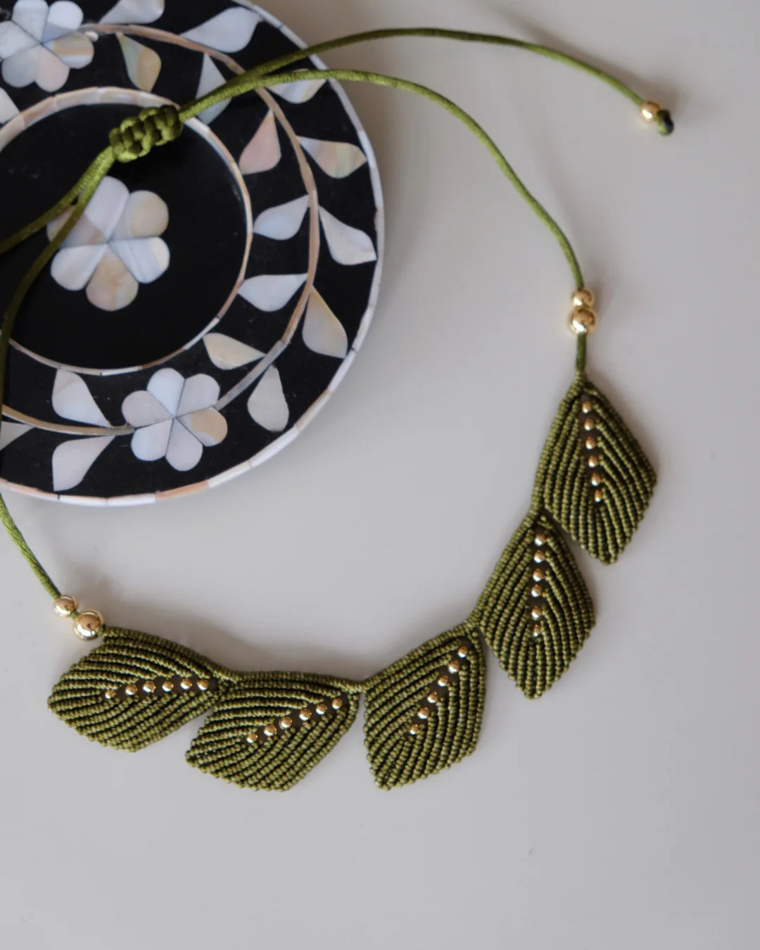COLLAR AURA HOJAS VERDE