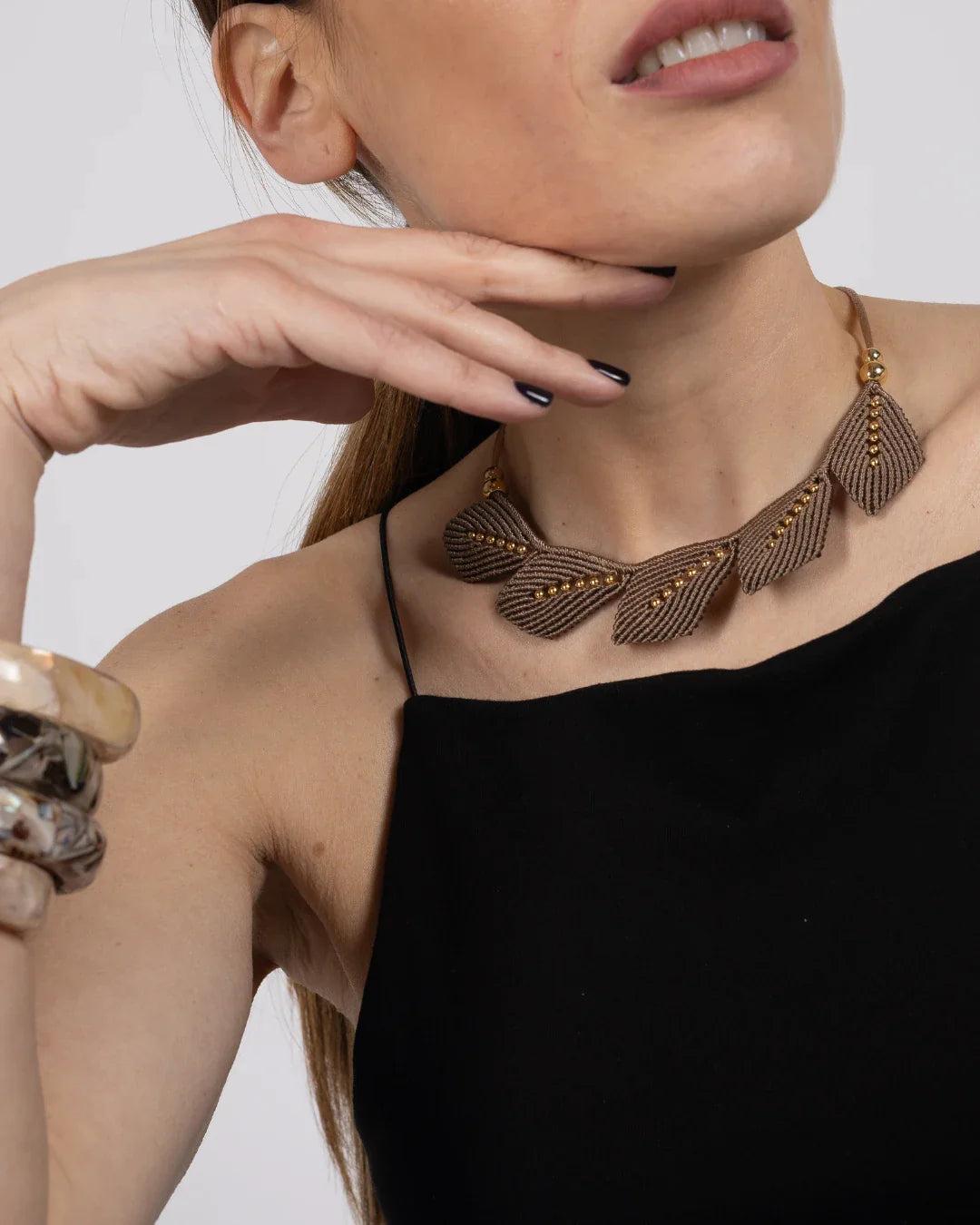 Collar Aura Hojas Visón de Coper · macramé de algodón